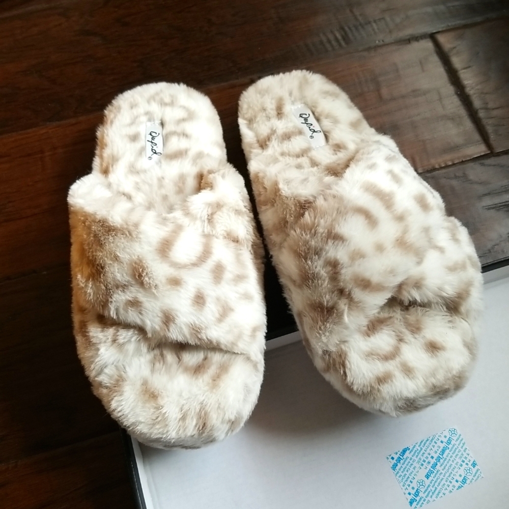 Leopard fur slippers